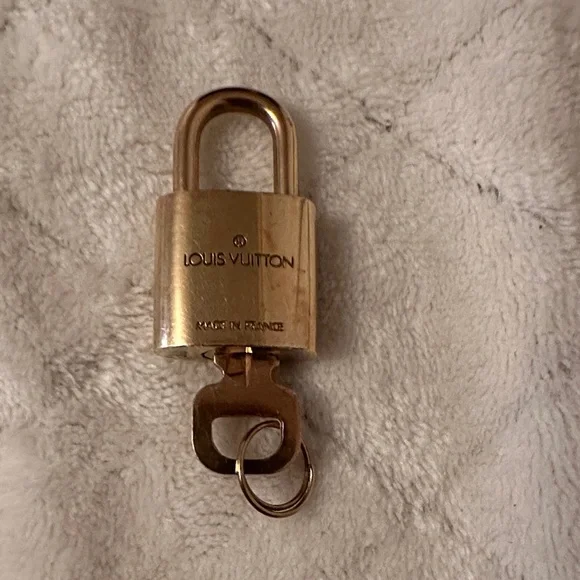 Louis Vuitton Lock and Key-300 - Picture 4 of 4